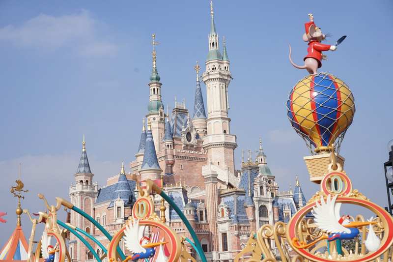 迪士尼乐园餐饮定价引发消费者关注；上海与东京两地对比显示差异，情怀消费背后的运营考量值得探讨。