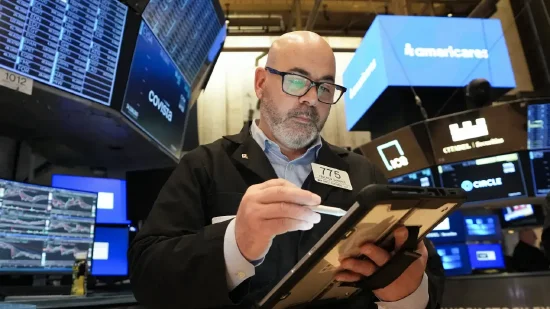 国际油价反弹推动美股早盘承压；特朗普中东表态引发市场分歧；投资者信心面临考验。