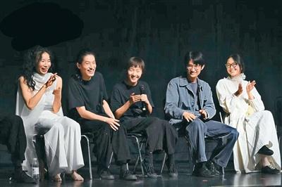 [青年戏剧创作者]：从文本叙事到现场感知——跨学科艺术实践的职业路径重塑