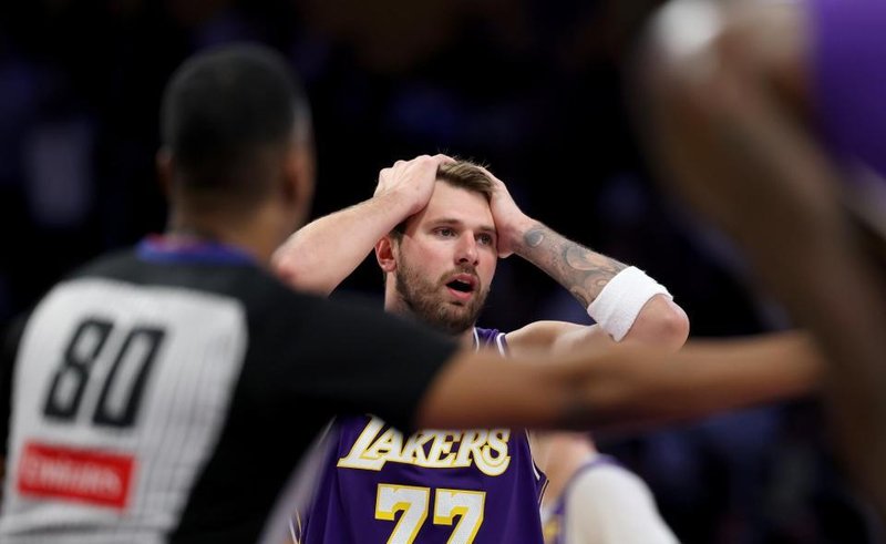  技术犯规累计触发机制：东契奇16次技犯禁赛事件深度拆解 体育新闻